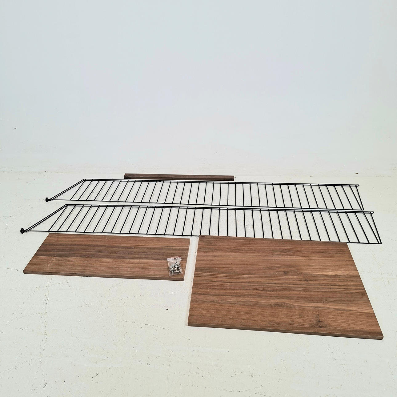 NILS OCH KAJSA STRINNING. Shelf, "String", floor-standing/wall-mounted model, 20th/21st century.