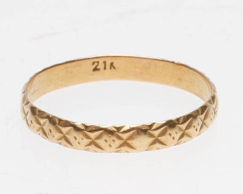 RING, 21k guld, vikt ca 2,4 gr.