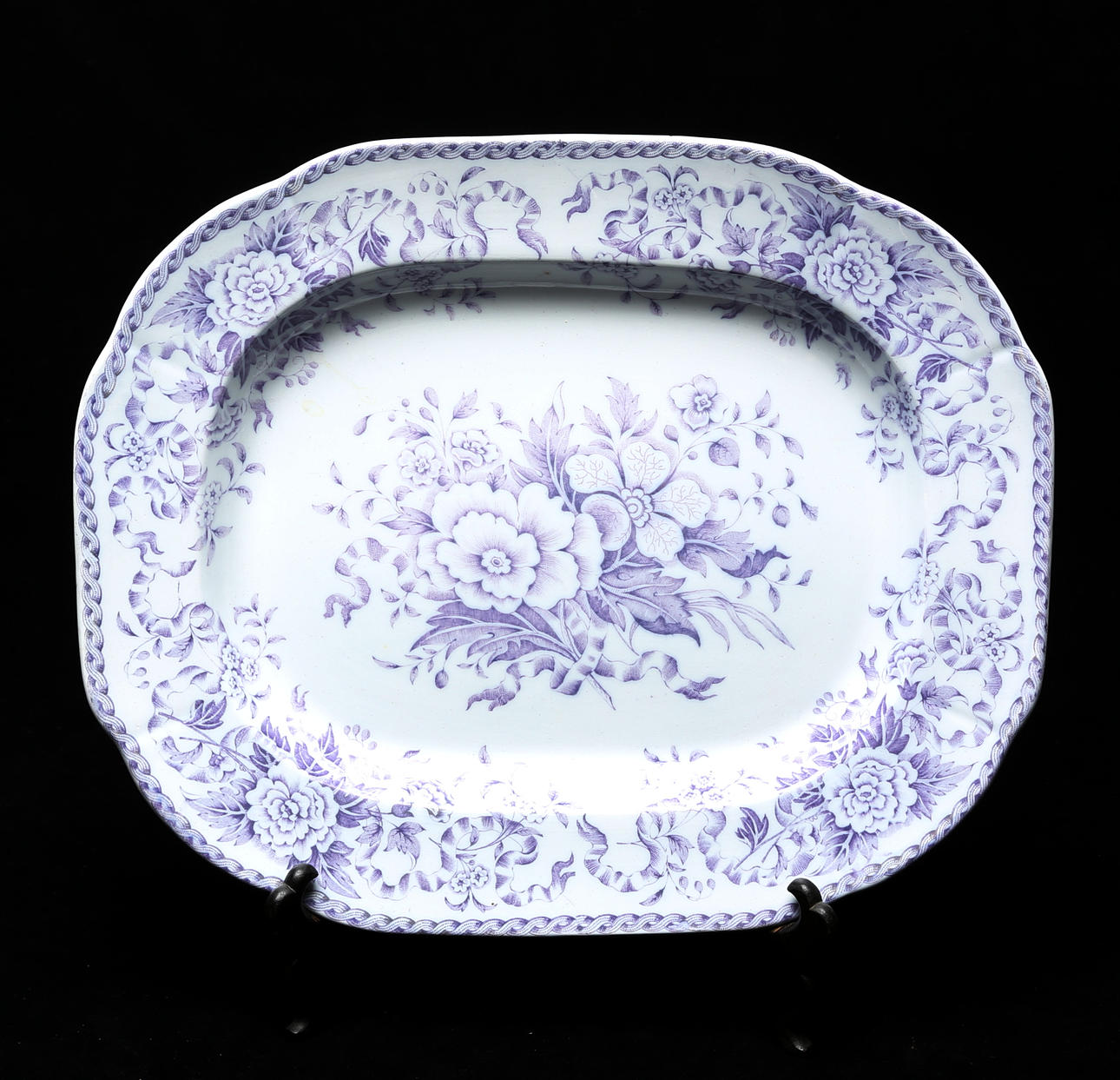 A flintware dish, England, 19th century.