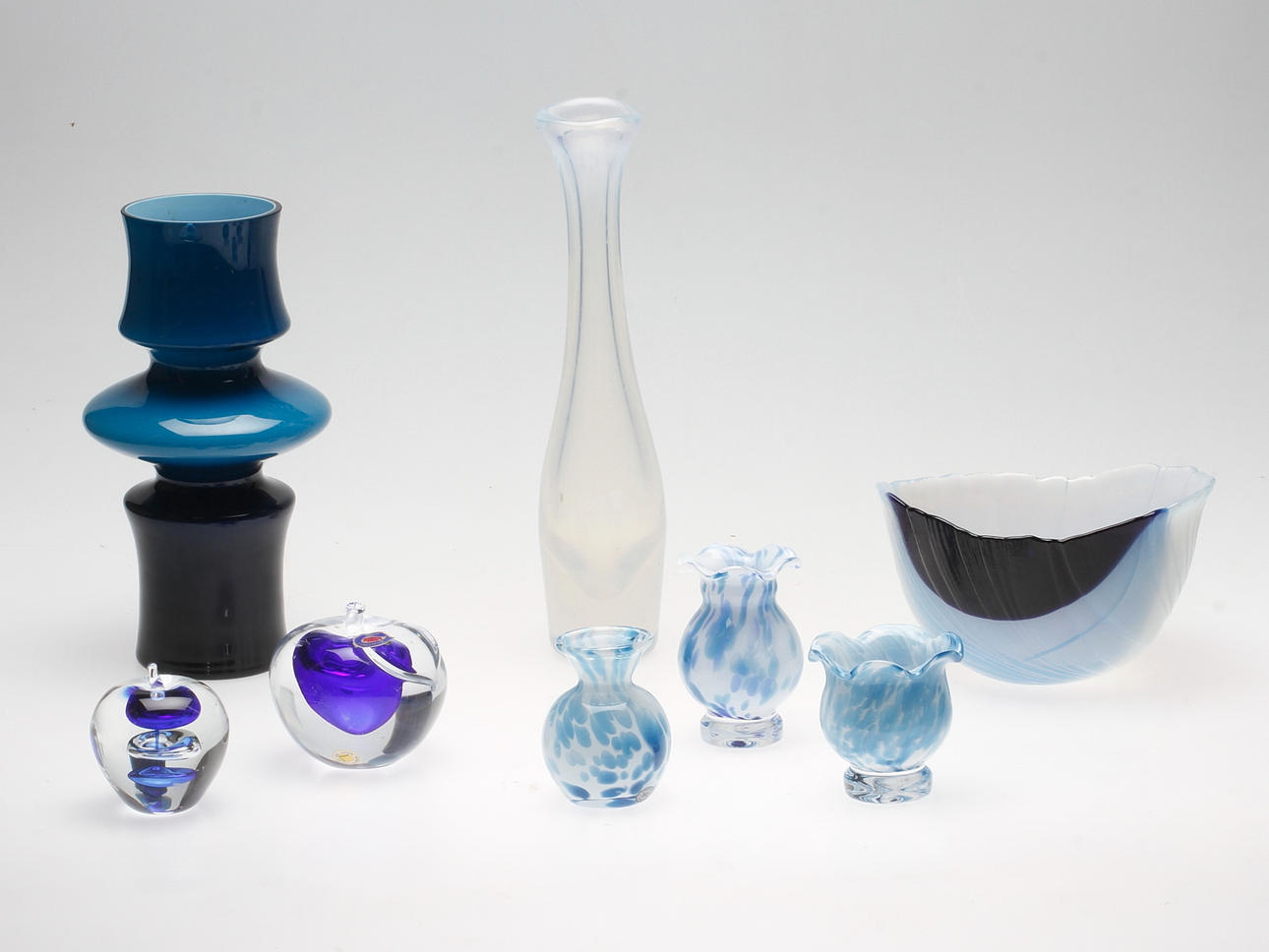 GLASFÖREMÅL, 8 delar, bland annat Reijmyre, Mats Jonasson, Orrefors.