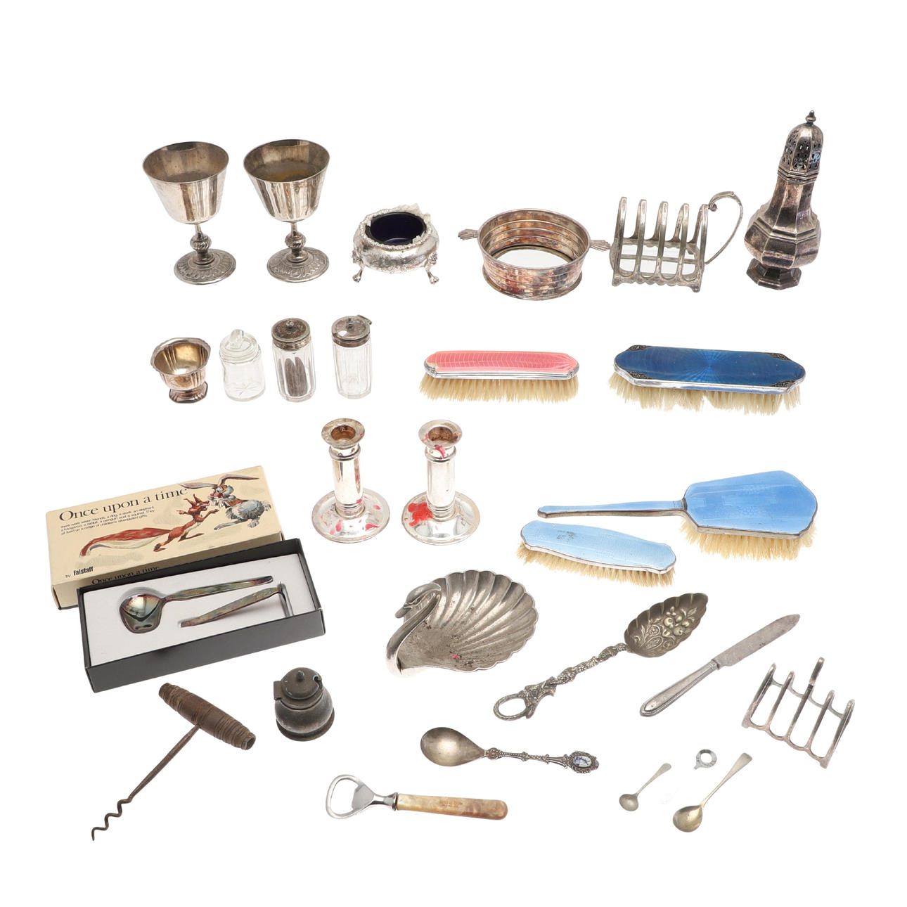 A MIXED COLLECTION OF SILVER PLATE.