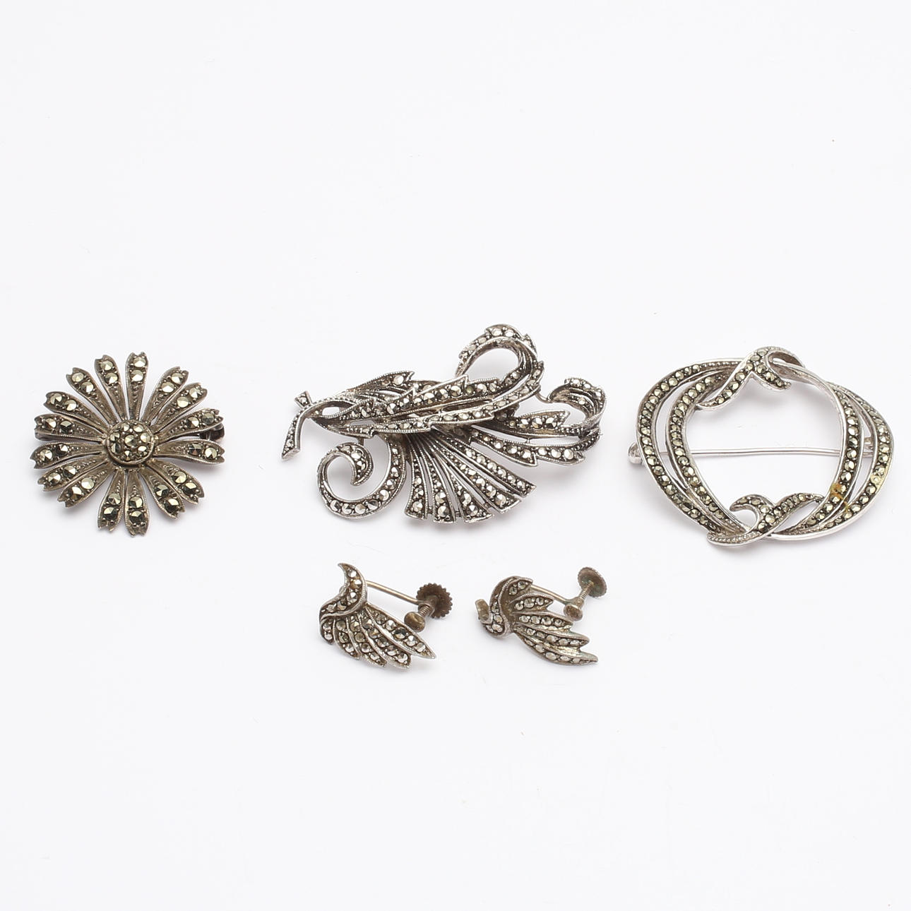 SET, 3 st broscher samt ett par örhängen, silver.