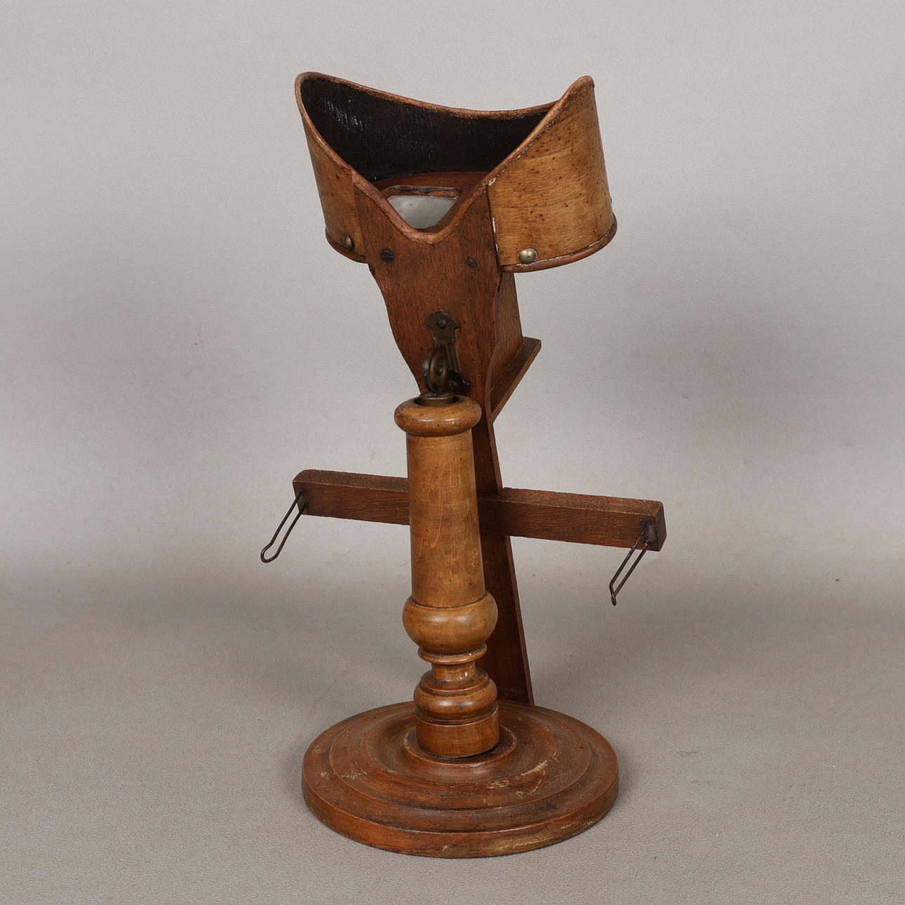 A STEREOSCOPIC VIEWER ON STAND.