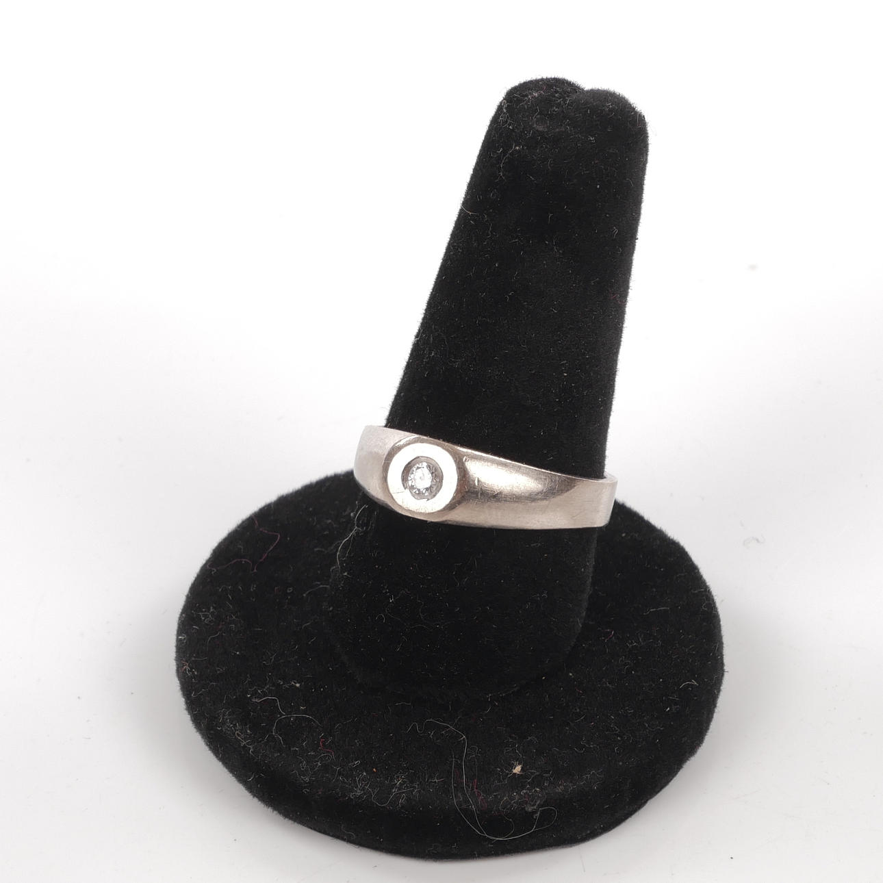 RING, 18K vitguld med diamant.