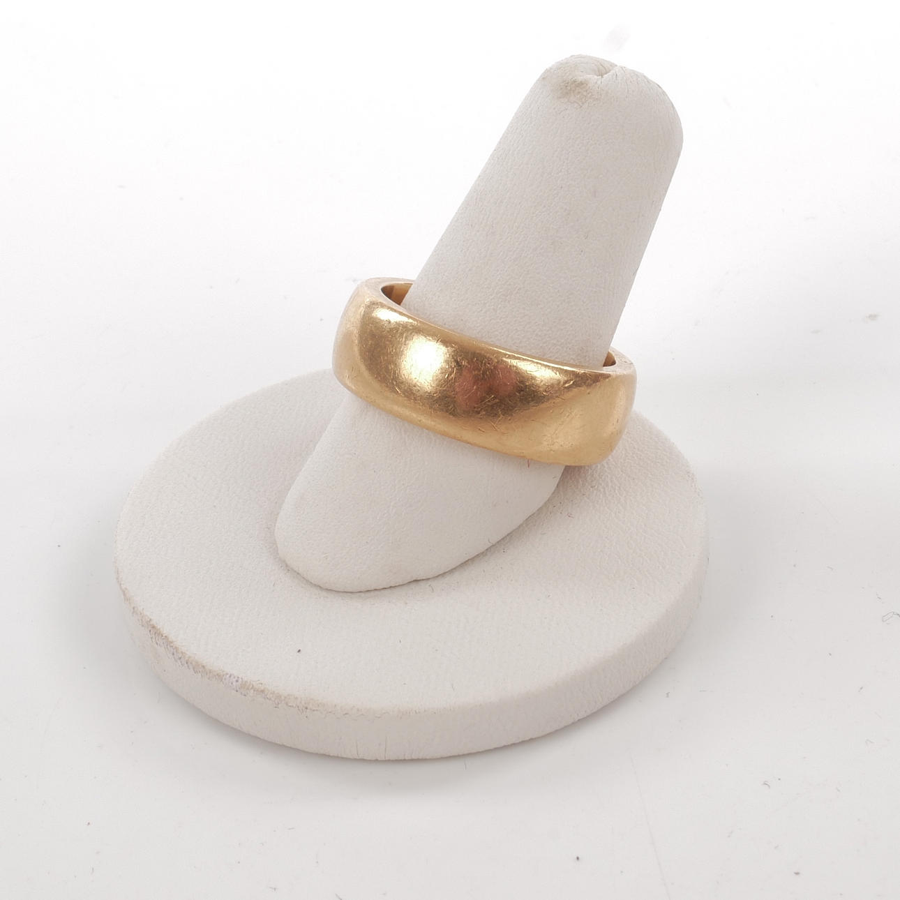 SLÄT RING, stor, 18K guld, vikt ca 21,3 gram.