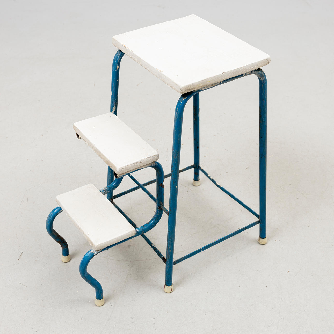 STEGPALL, blålackerad metall, 1900-talets mitt.