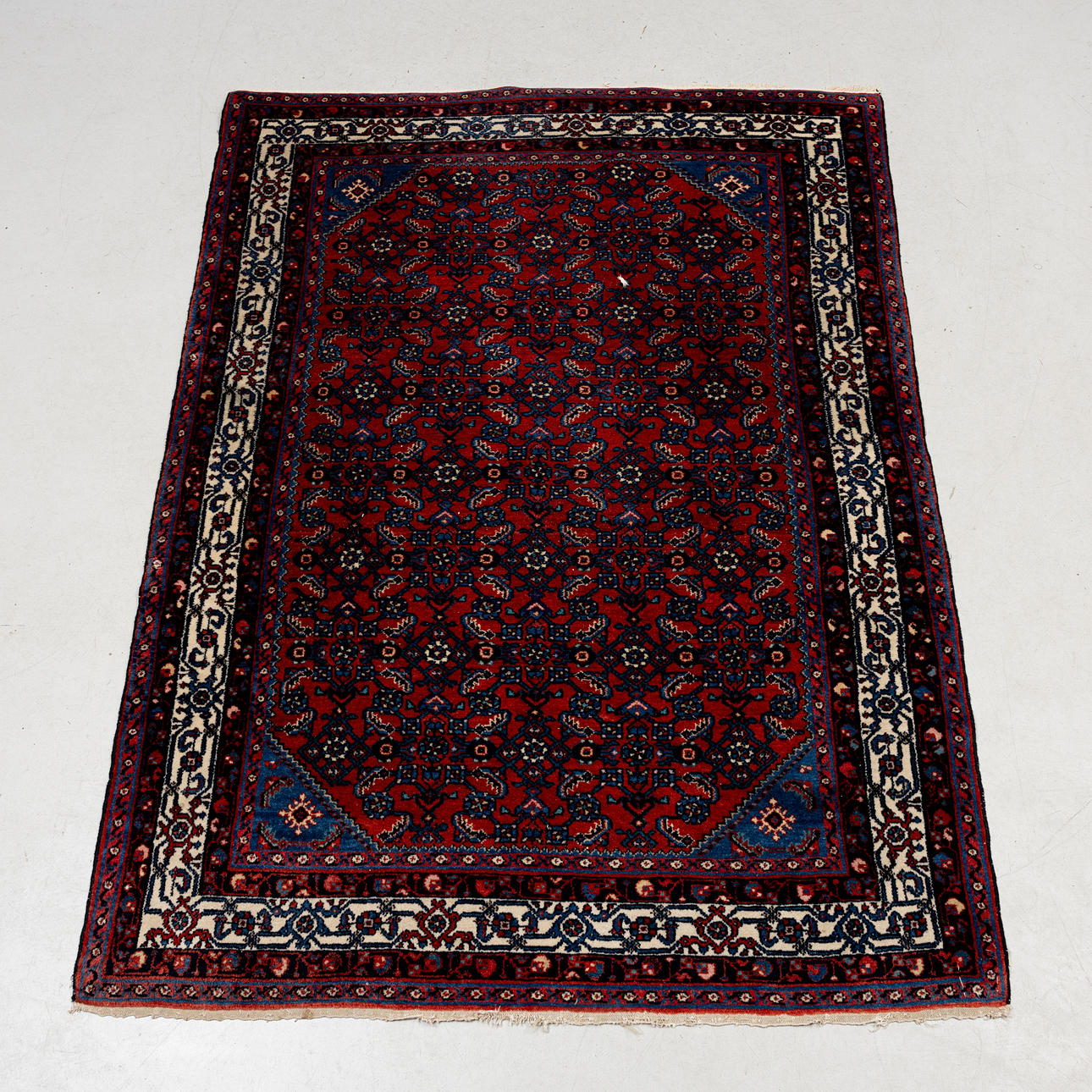 A CARPET, oriental, ca 195 x 143 cm.