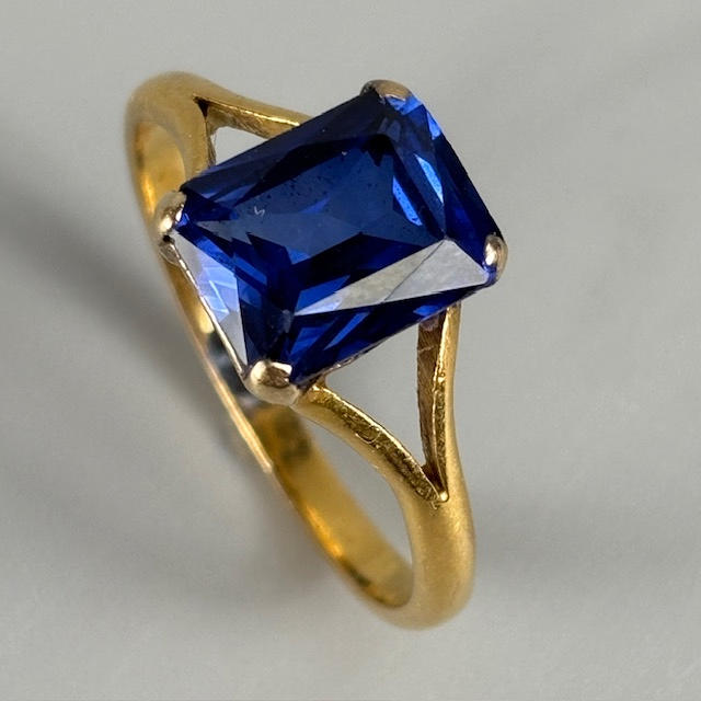 BLUE STONE SET RING.