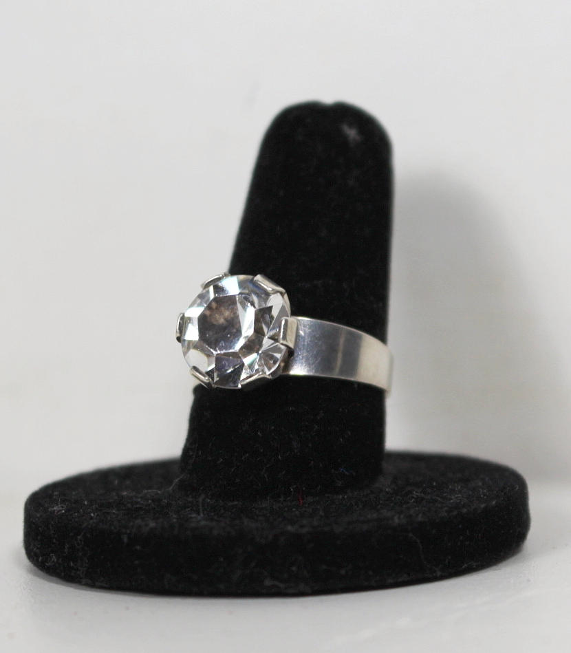 SILVERRING med vit sten.