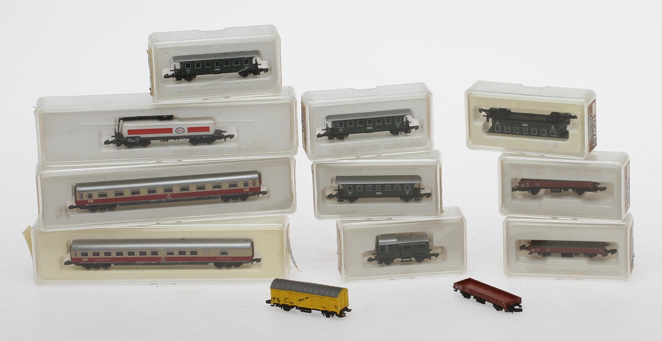 MODELLTÅG MÄRKLIN mini-club 10 vagnar i originalkartonger.