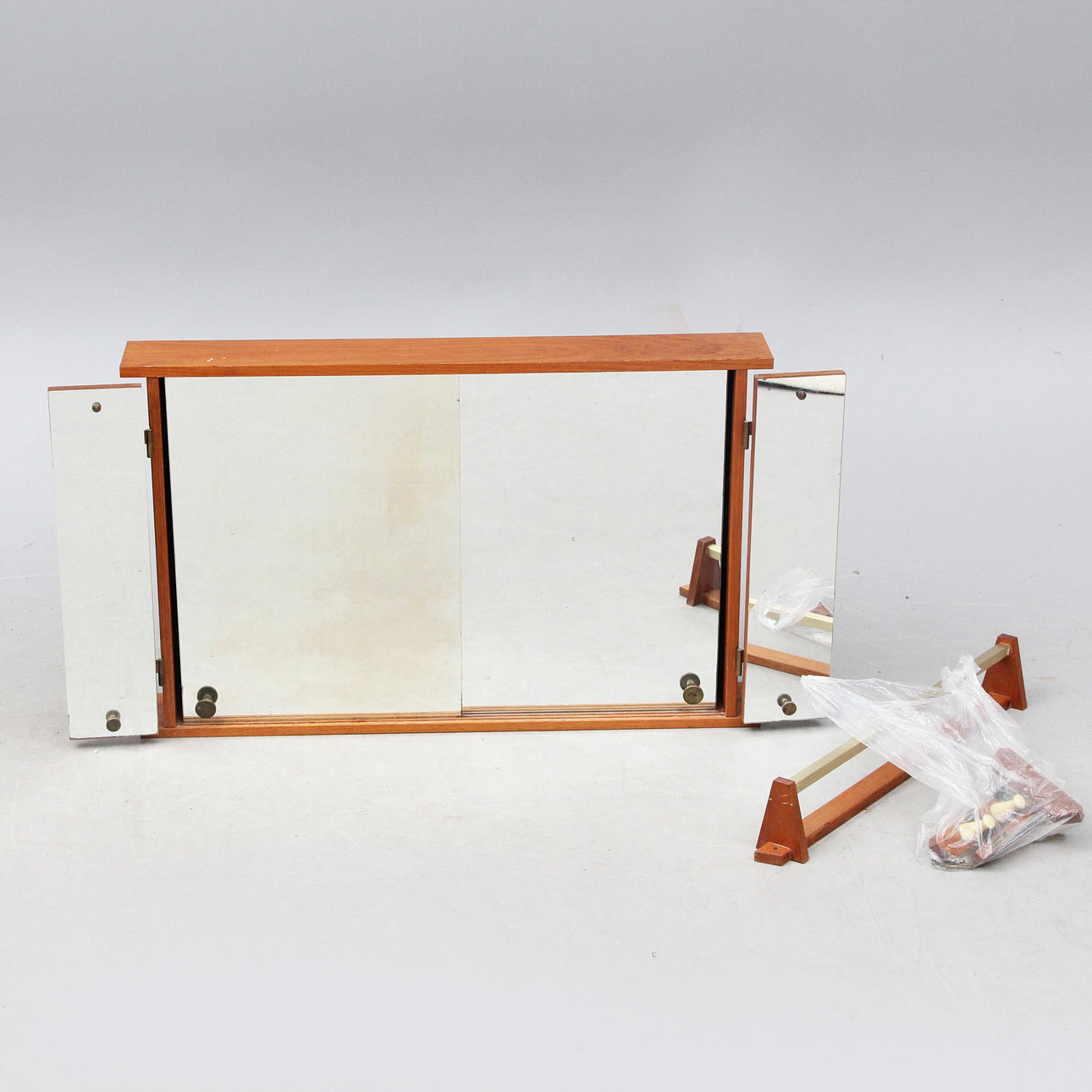 BADRUMSSKÅP, och HÄNGARE, teak, Svedbergs.