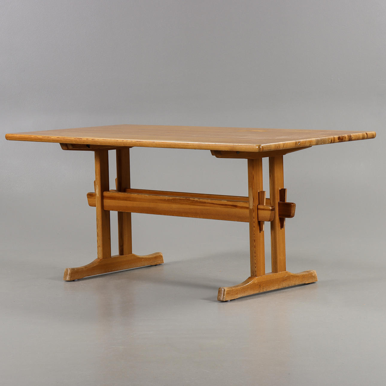 DINING TABLE A pine trestle table, second half of the 20th century.