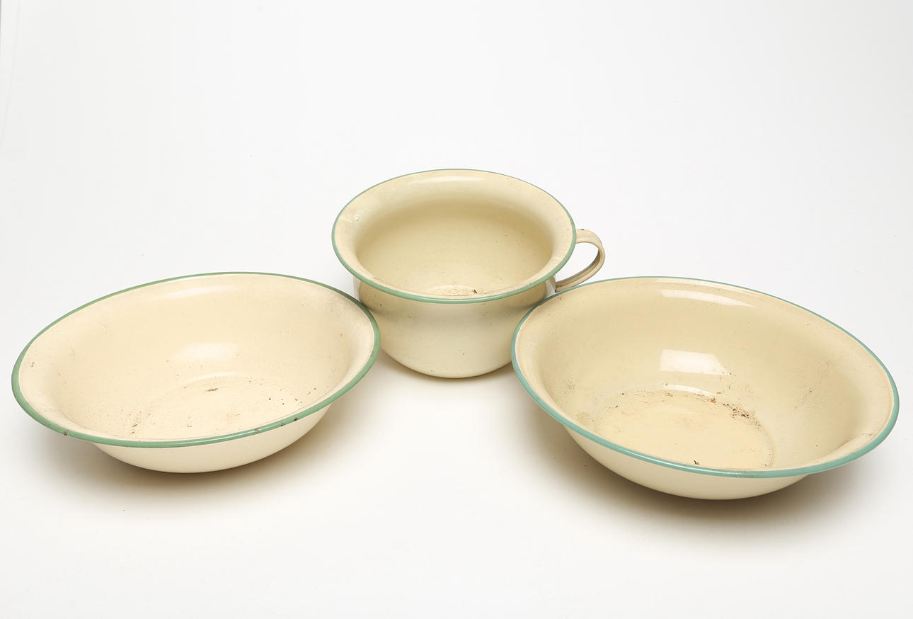 A set of 3 enamel objects, Kockums.