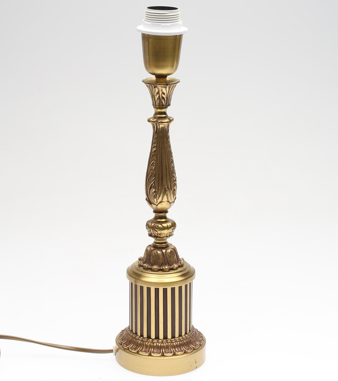 BORDSLAMPA, mässing, rokokostil, 1900-talets mitt.