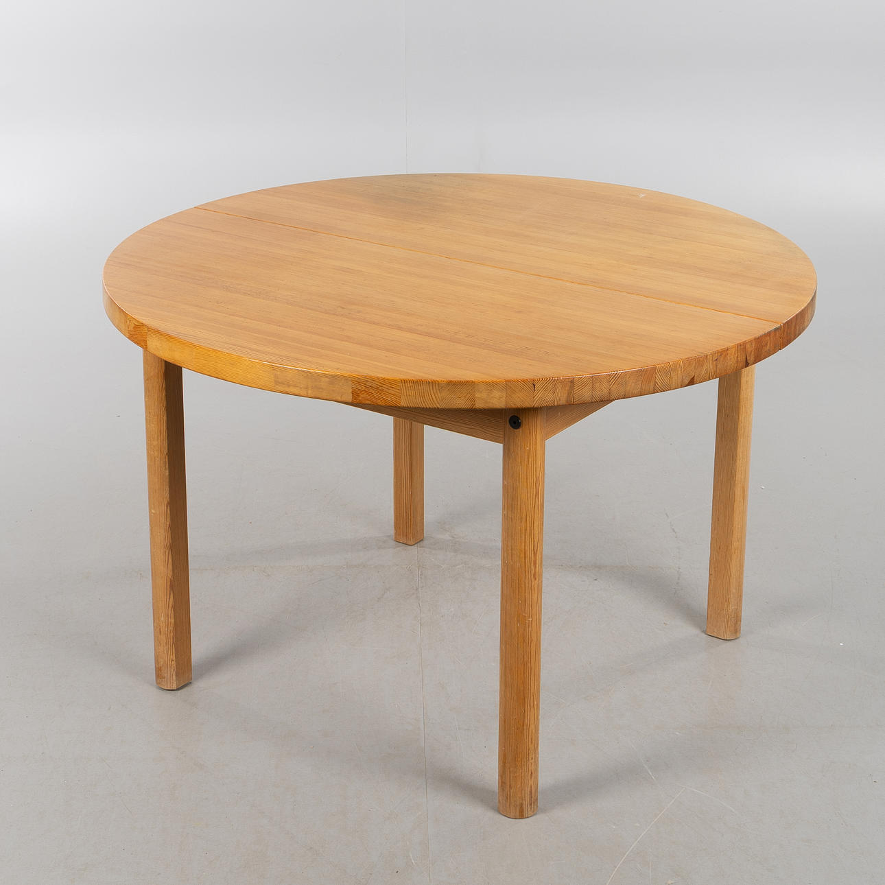 DINING TABLE, round, pine, with 1 top, 1970s.