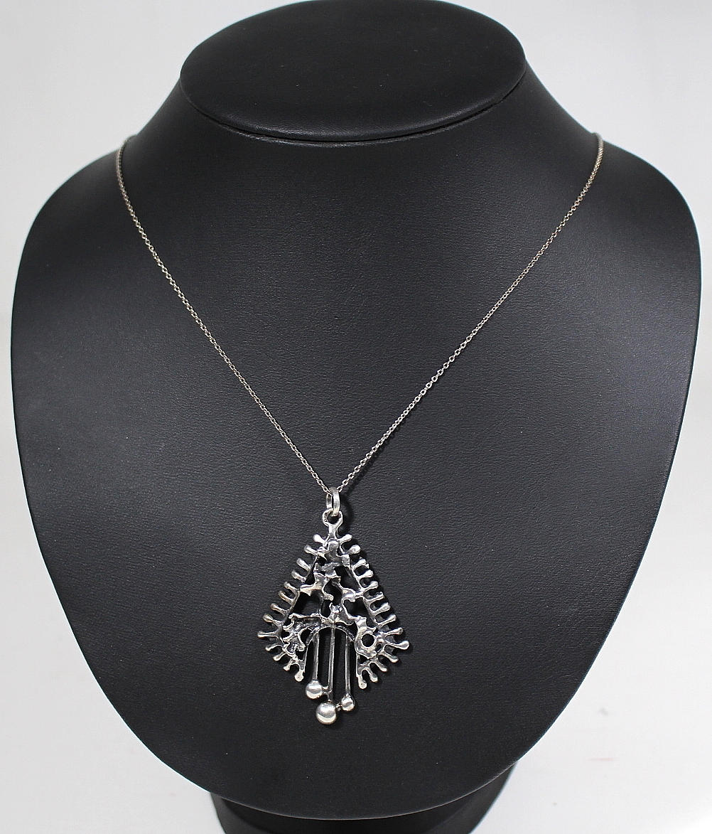 DESIGNESMYCKE, hänge och kedja i silver, Finland.