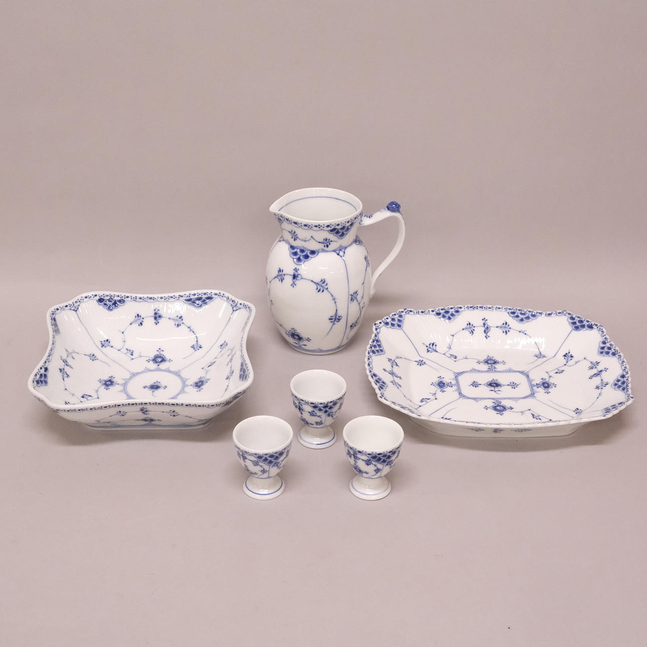 “MUSSELMALET”, ROYAL COPENHAGEN, HALF BLOND, SIX PARTS. Ceramics ...