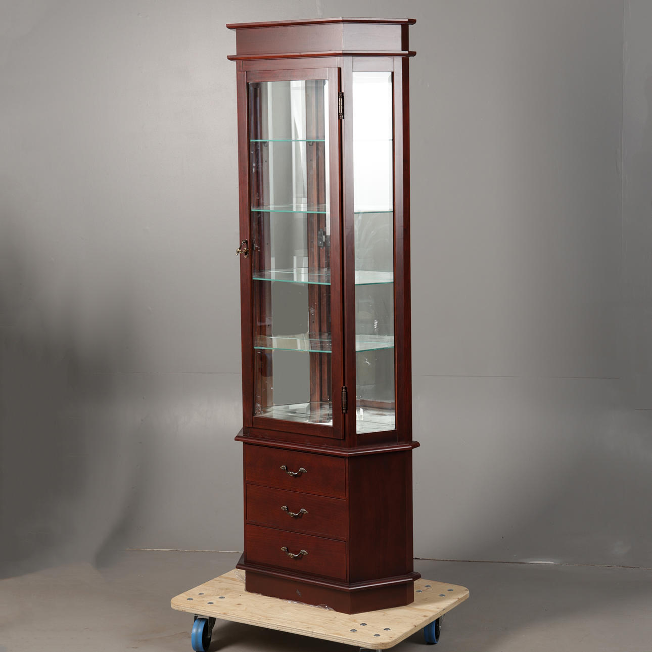 A MAHOGANY EFFECT MIRRORED AND GLAZED DISPLAY CABINET.