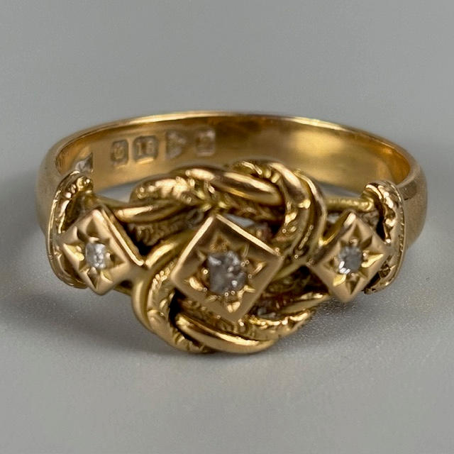 ANTIQUE 18CT DIAMOND SET RING.