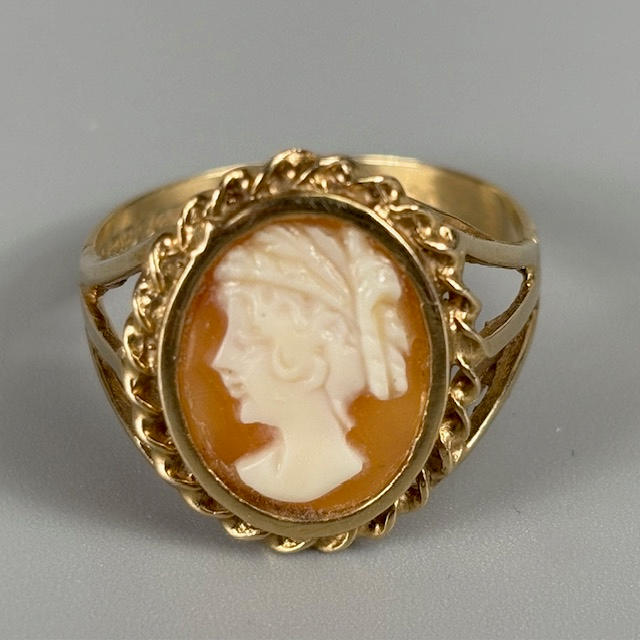 9CT GOLD CAMEO SET RING.