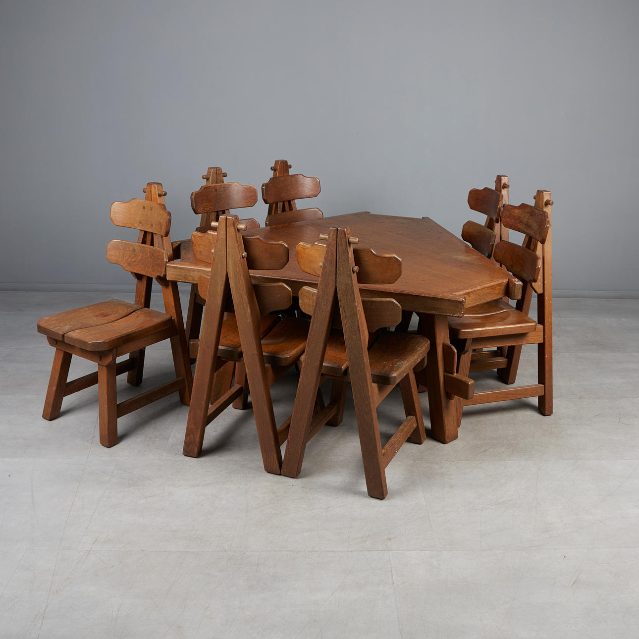 Brutalist dining room set with triangular table, oak, 1970s. (8).