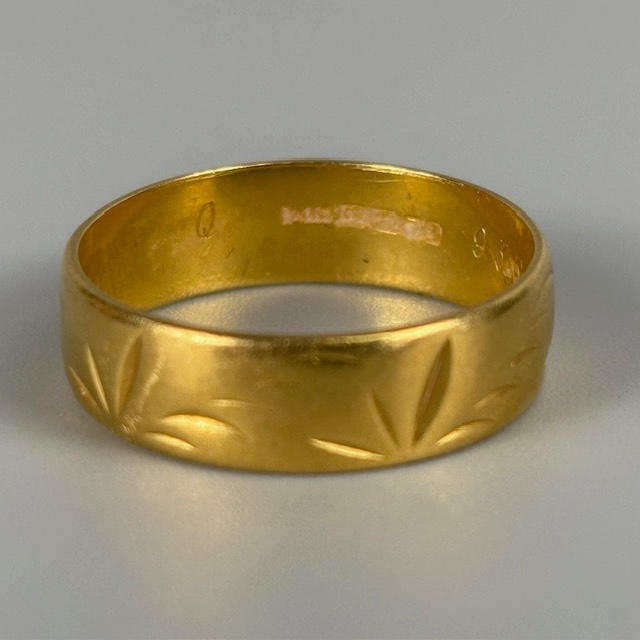 22CT GOLD WEDDING BAND.