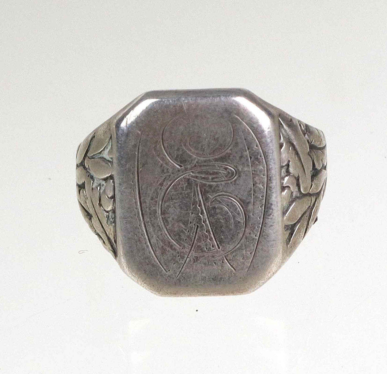 ANTIQUE MEN'S RING WITH MONOGRAM, 830 Silver.