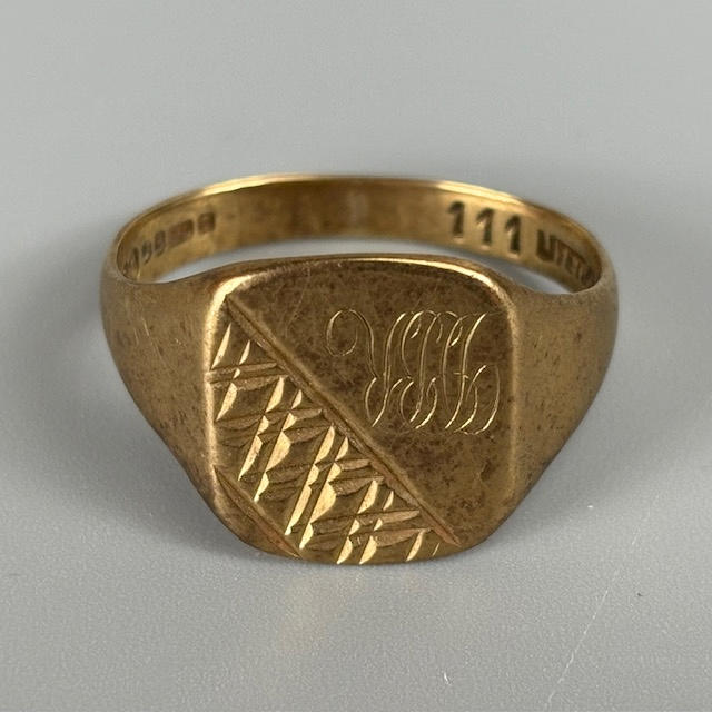 9CT GOLD HALLMARKED SIGNET RING.