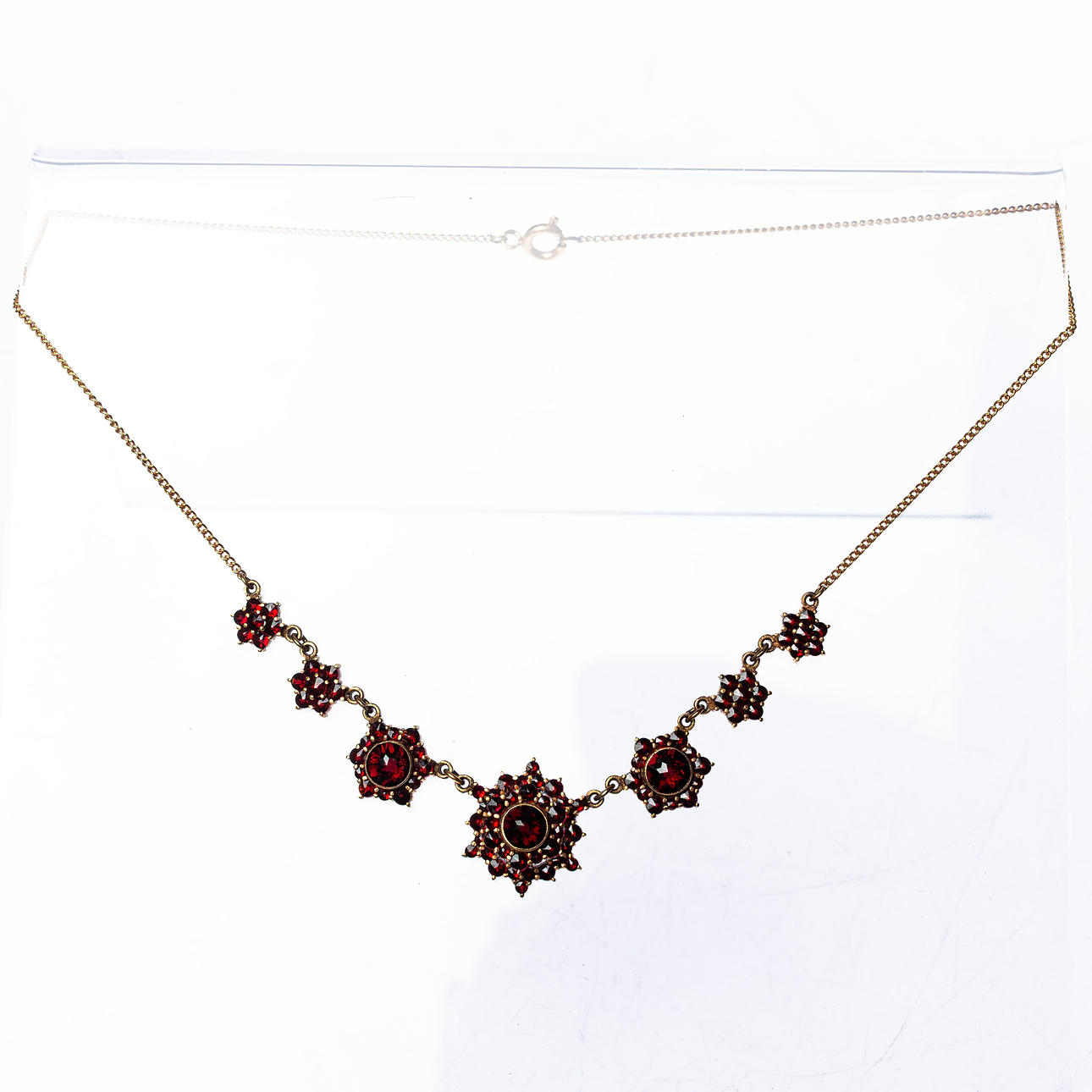 NECKLACE, with garnets.