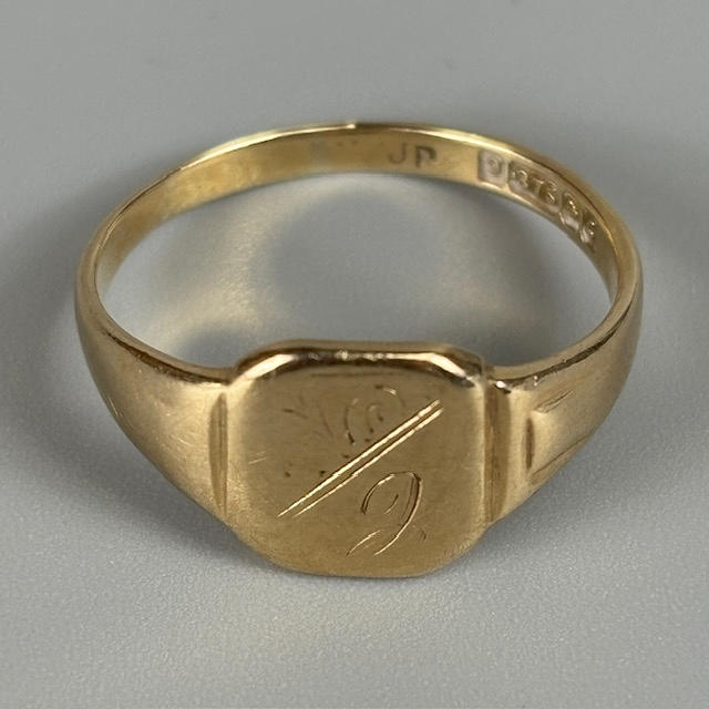 9CT GOLD SIGNET RING.