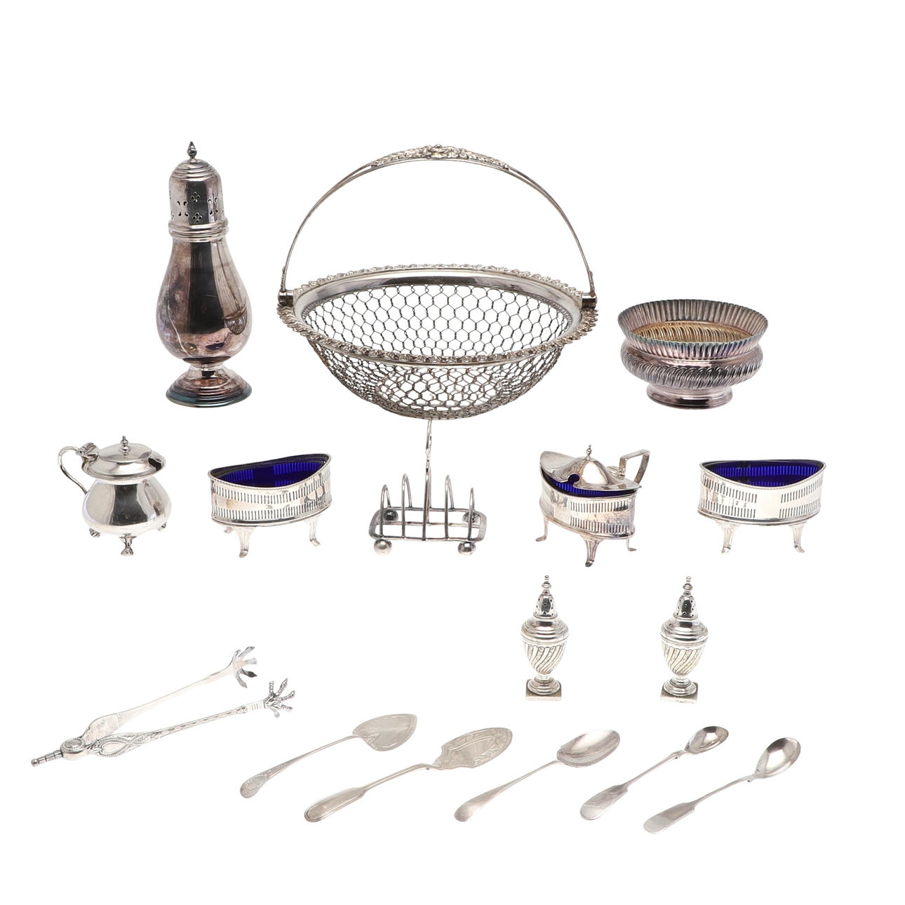 A QUANTITY OF SILVER PLATED ITEMS.