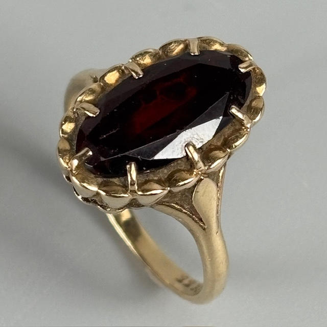 ANTIQUE 9CT GOLD GARNET RING.