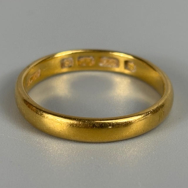 22CT GOLD WEDDING BAND.