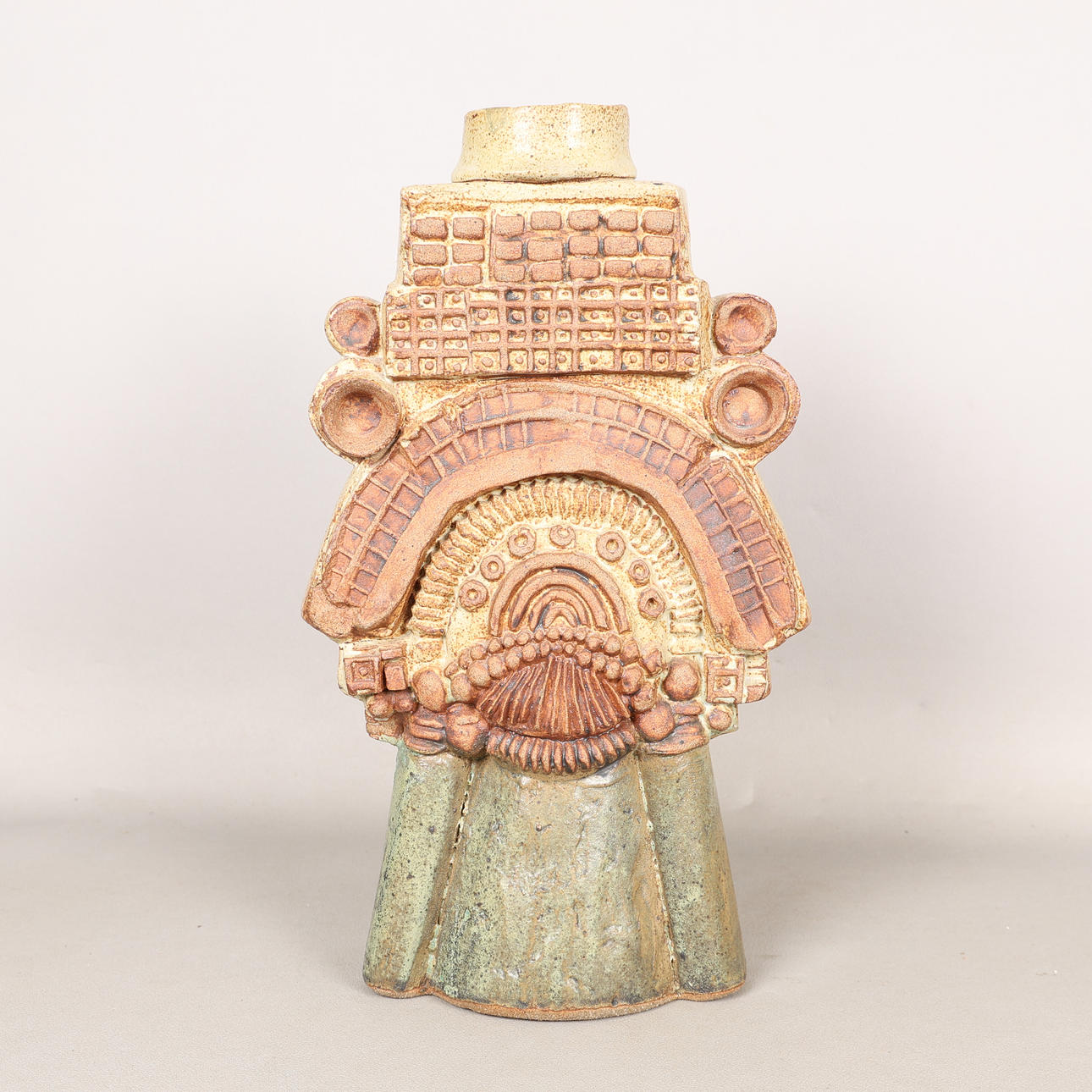 A BERNARD ROOKE POTTERY VASE.