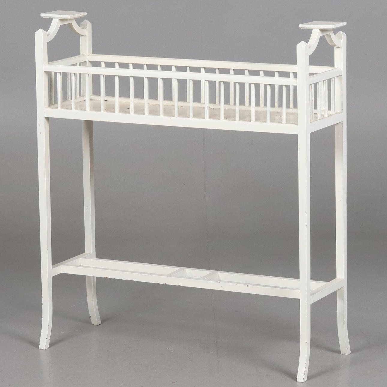 BLOMBORD. Vitmålat trä, 1900-talets första halva.