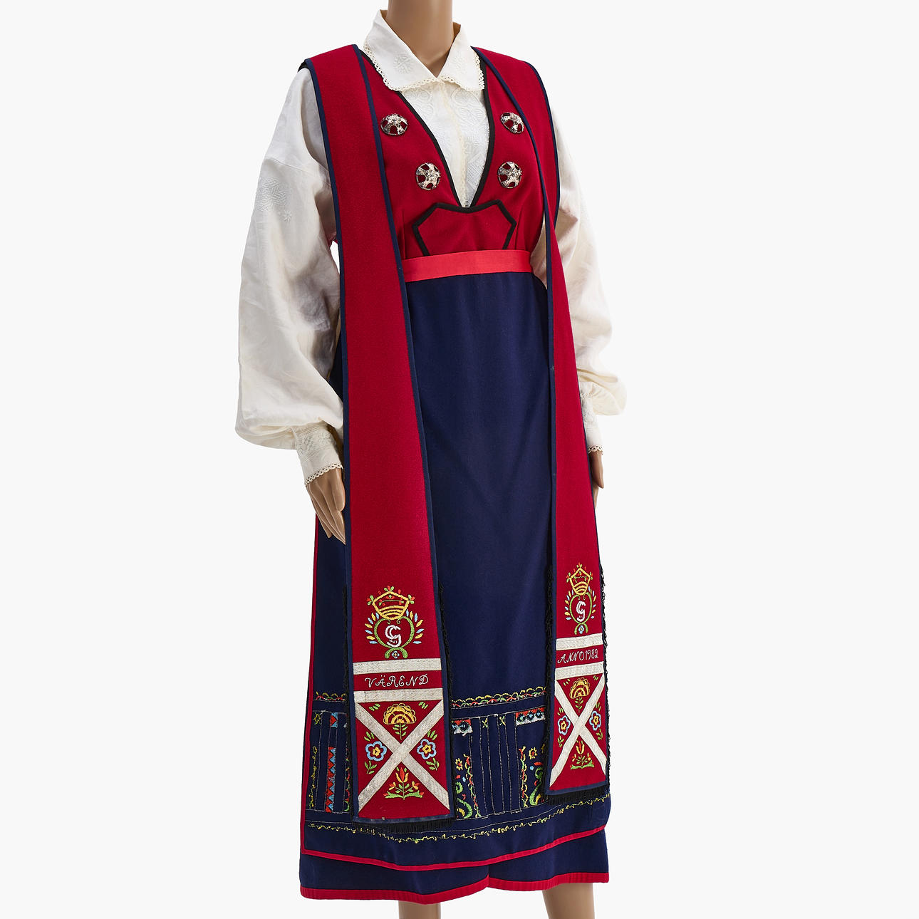 FOLK COSTUME, Vrendstten, Smland, approx size 38-42, adjustable in waist  and length, linen shirt with embroidery. costume jewelry 3 pieces in silver  included, cloth headdress hand embroidered. Swedish Folk Art - Other -  Auctionet