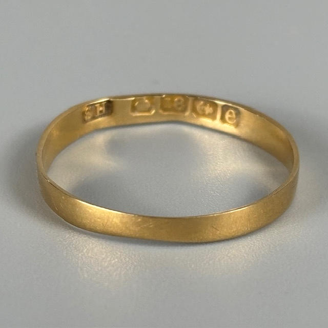 18CT GOLD WEDDING BAND.