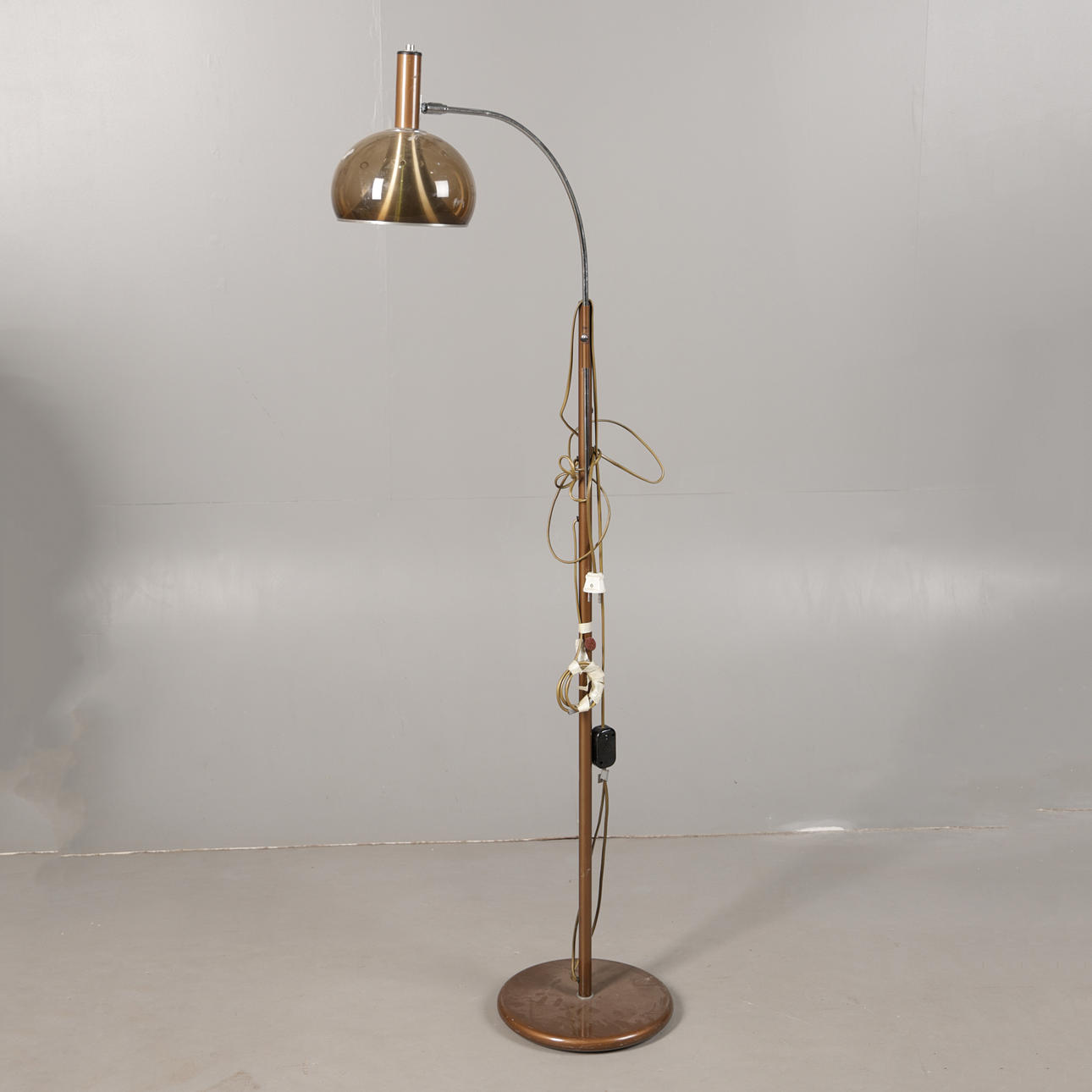 A 1970S STYLE READING LAMP.
