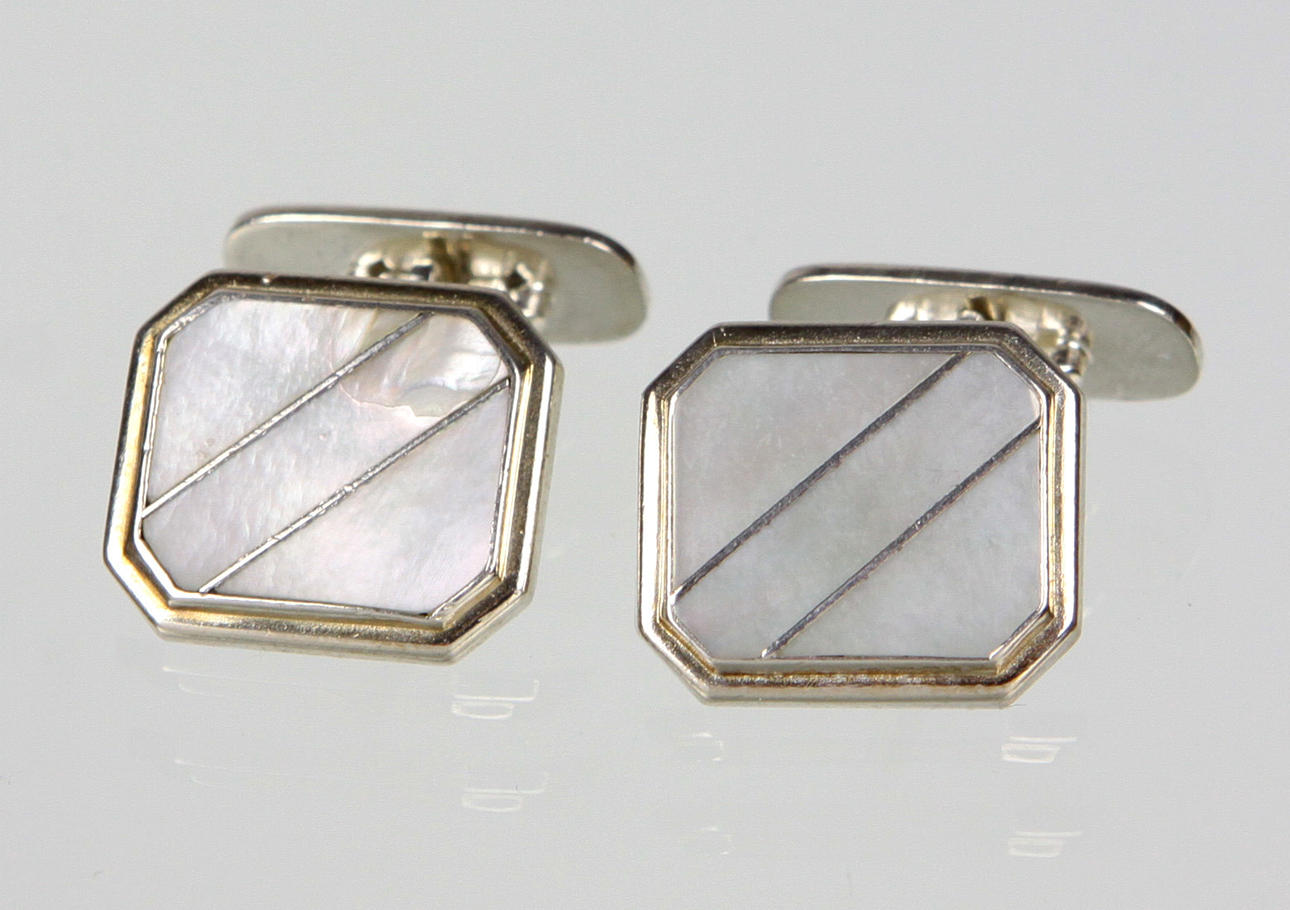 MANSCHETTKNAPPAR, MED PÄRLEMOR SILVER 835.