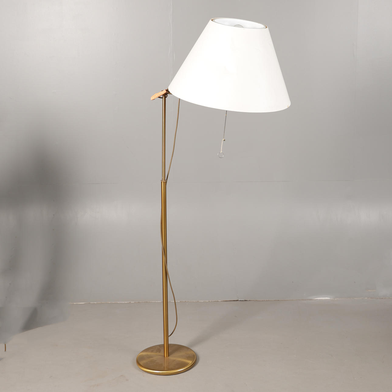 AN ADJUSTABLE BRASS READING LAMP.