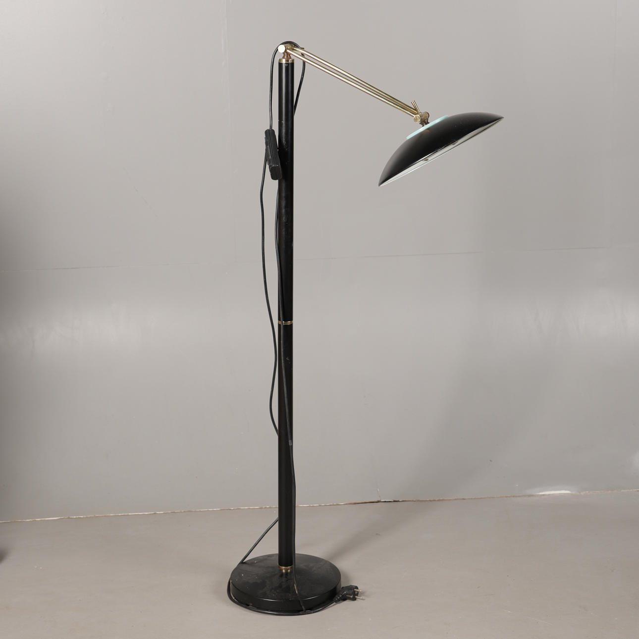 A BLACK LACQUERED ADJUSTABLE READING LAMP.