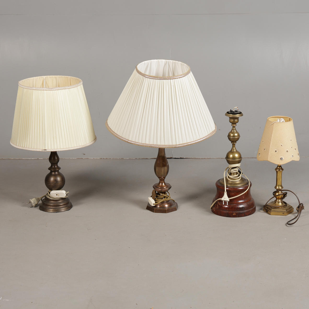 FOUR VARIOUS BRASS TABLE LAMPS (4).