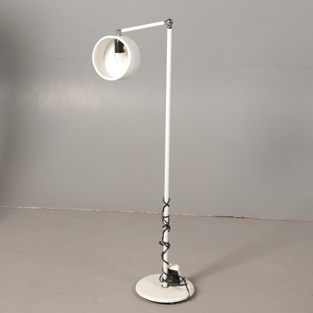 A 1970S-STYLE ADJUSTABLE READING LAMP.