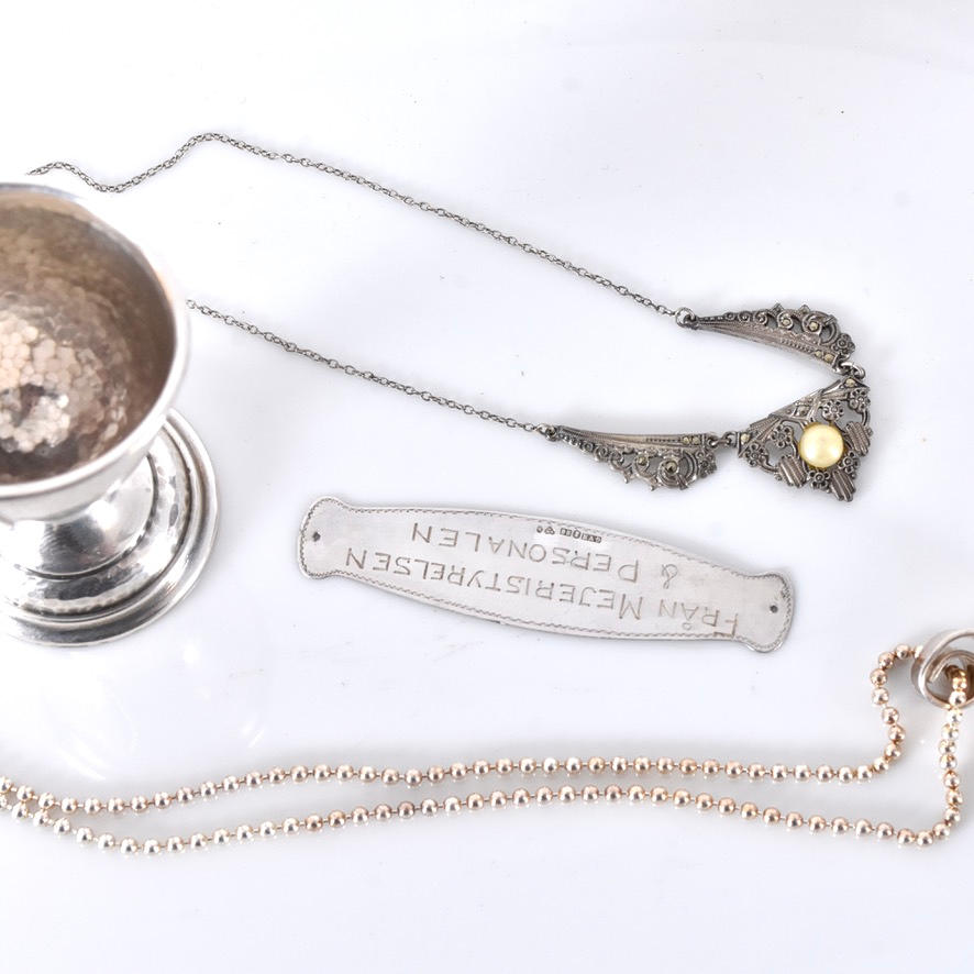 PARTI SILVER; äggkopp, plakett samt smycken.