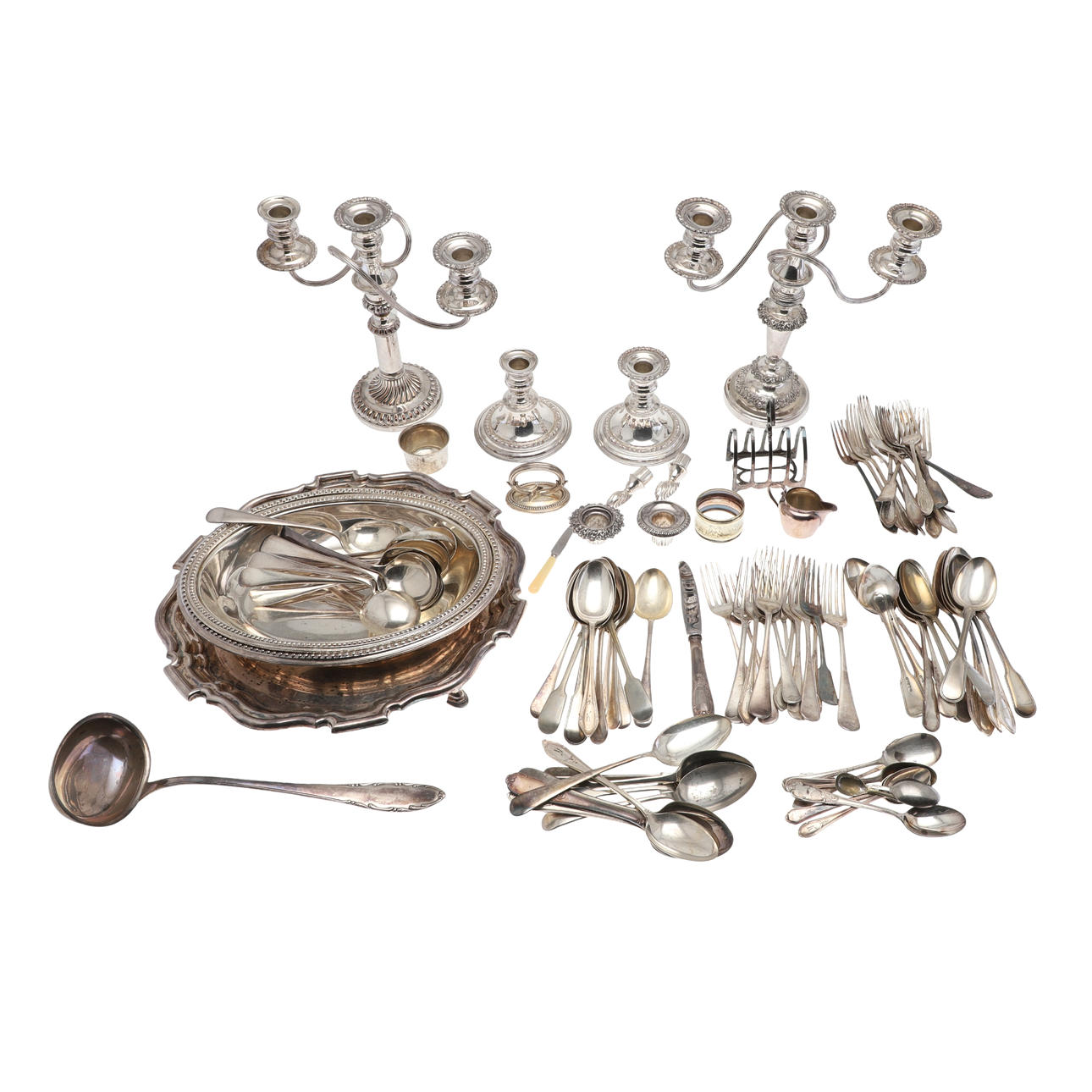 A MIXED LOT OF SILVER PLATED ITEMS.
