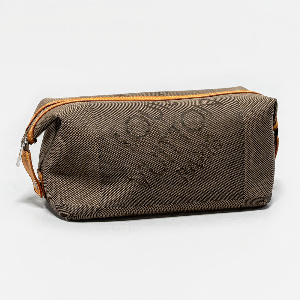 LOUIS VUITTON. Necessär, “Damier Geant Albatross”, 2007.