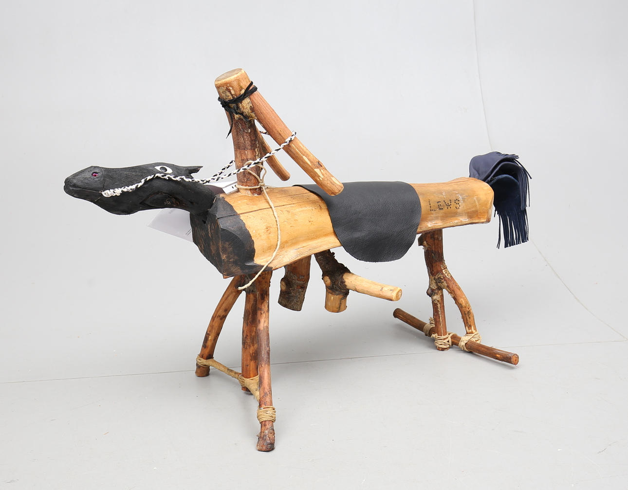 LEKSAKSHÄST, sk. Torparhäst, körsbär, tillverkad av Leif Salomonsson.