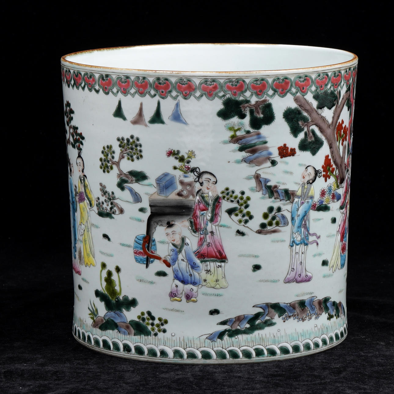 A porcelain outer lining, China, 18th/20th century.