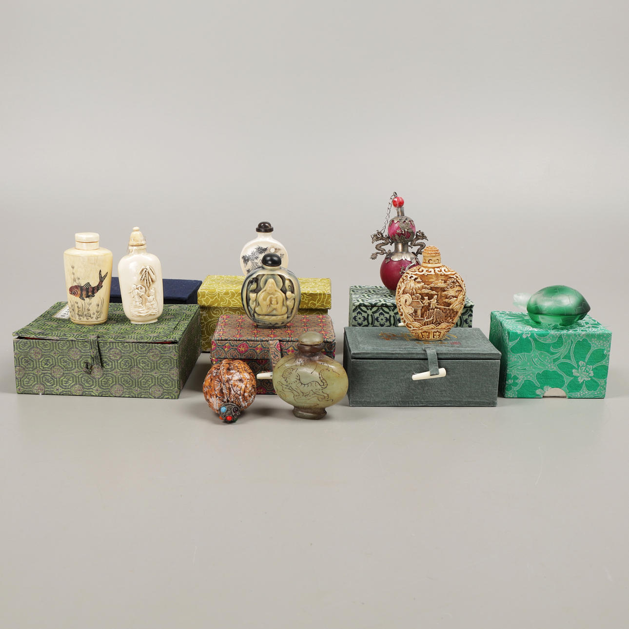 SNUSFLASKOR, 9 st, porslin/trä/glas, Kina, 1900-tal.