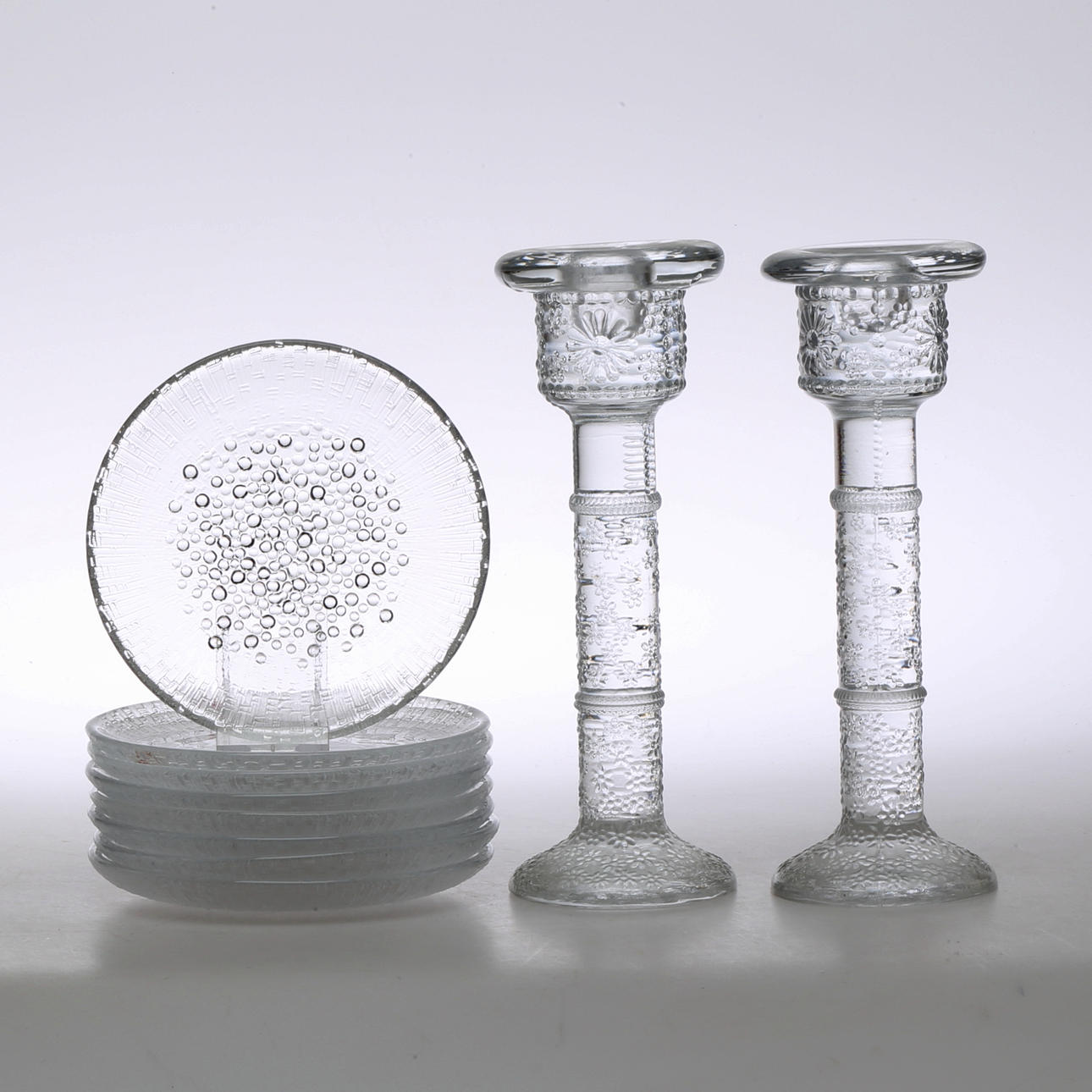 LJUSSTAKAR, 1 pra, "Daisy", Rolf Sinnemark, ASSIETTER, 8 st, "Ultima Thule", Tapio Wirkkala, Iittala.